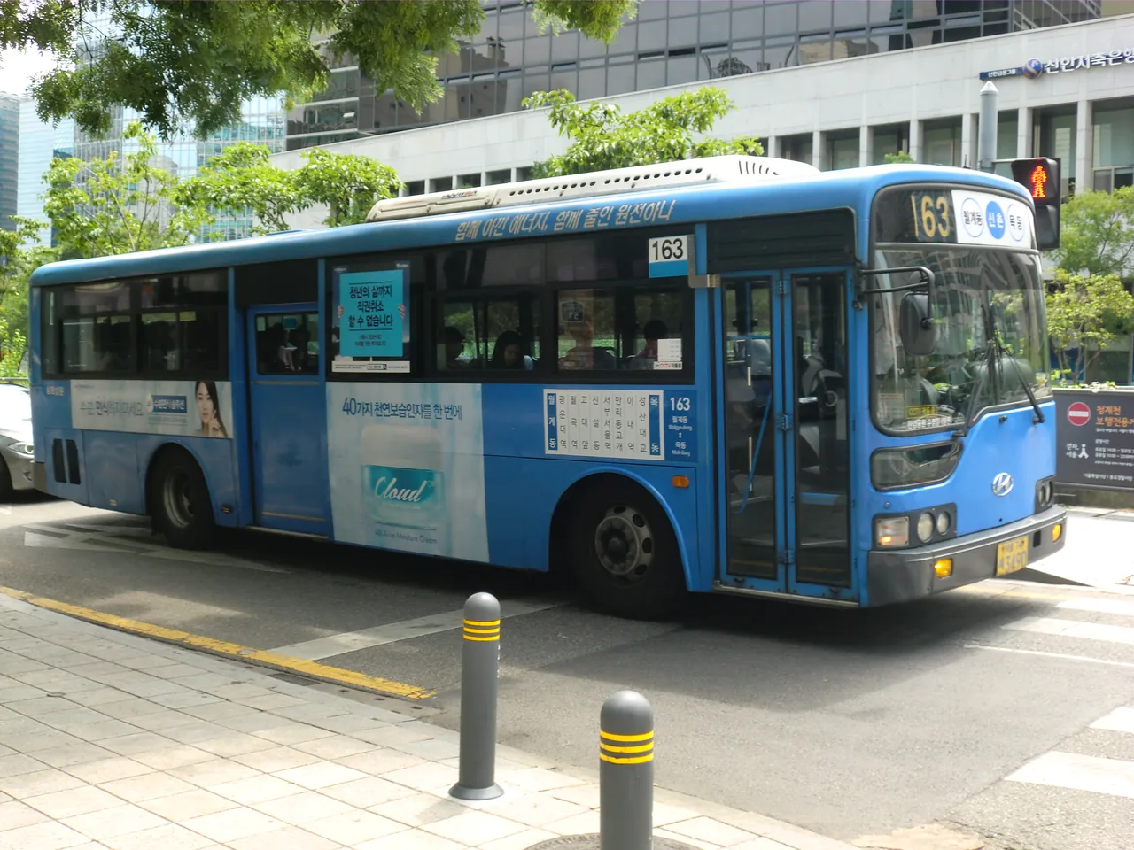 Un autobús urbano azul de línea troncal en Seúl Un autobús urbano azul de línea troncal en Seúl