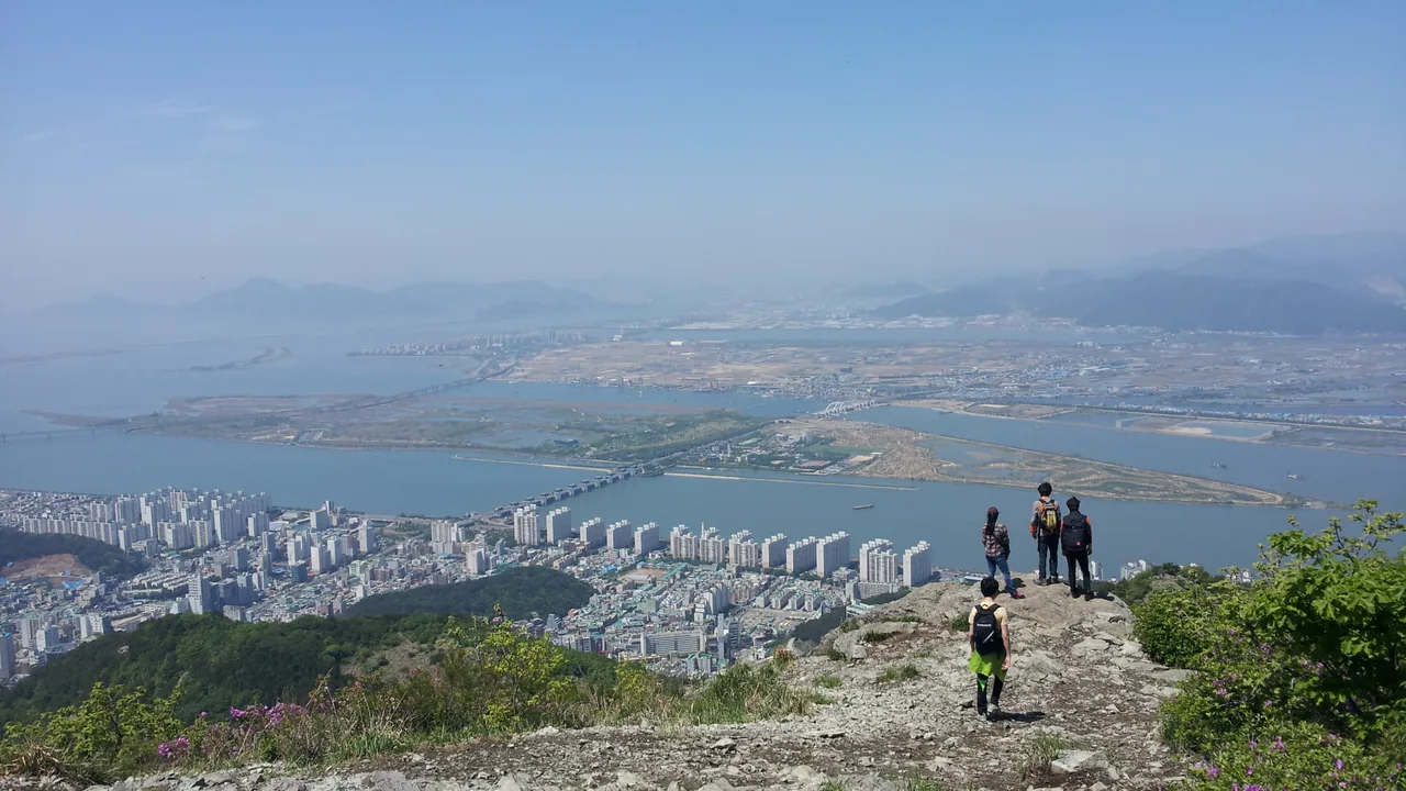 The Nakdong River estuary and Eulsukdo island seen from a hillside above Saha-gu, photographed from Seunghaksan The Nakdong River estuary and Eulsukdo island seen from a hillside above Saha-gu, photographed from Seunghaksan