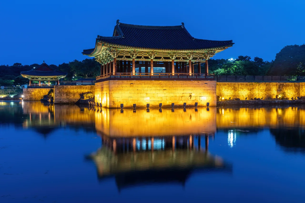 夜に照明を受け、月池に映る東宮と月池 夜に照明を受け、月池に映る東宮と月池