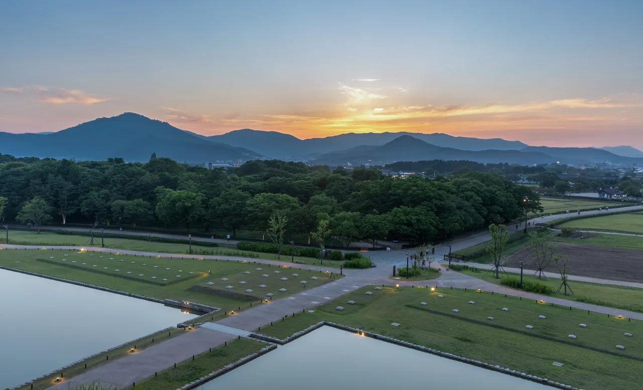 夕暮れの慶州の古墳群 夕暮れの慶州の古墳群