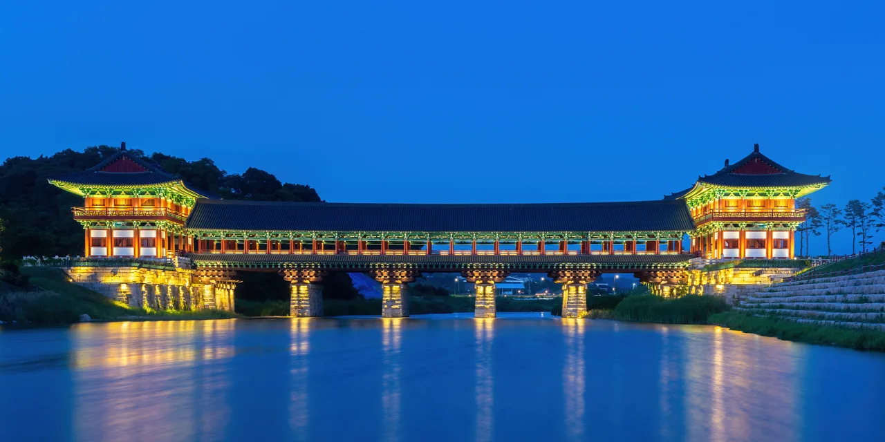 青い夜空に浮かぶ、ライトアップされた月精橋 青い夜空に浮かぶ、ライトアップされた月精橋