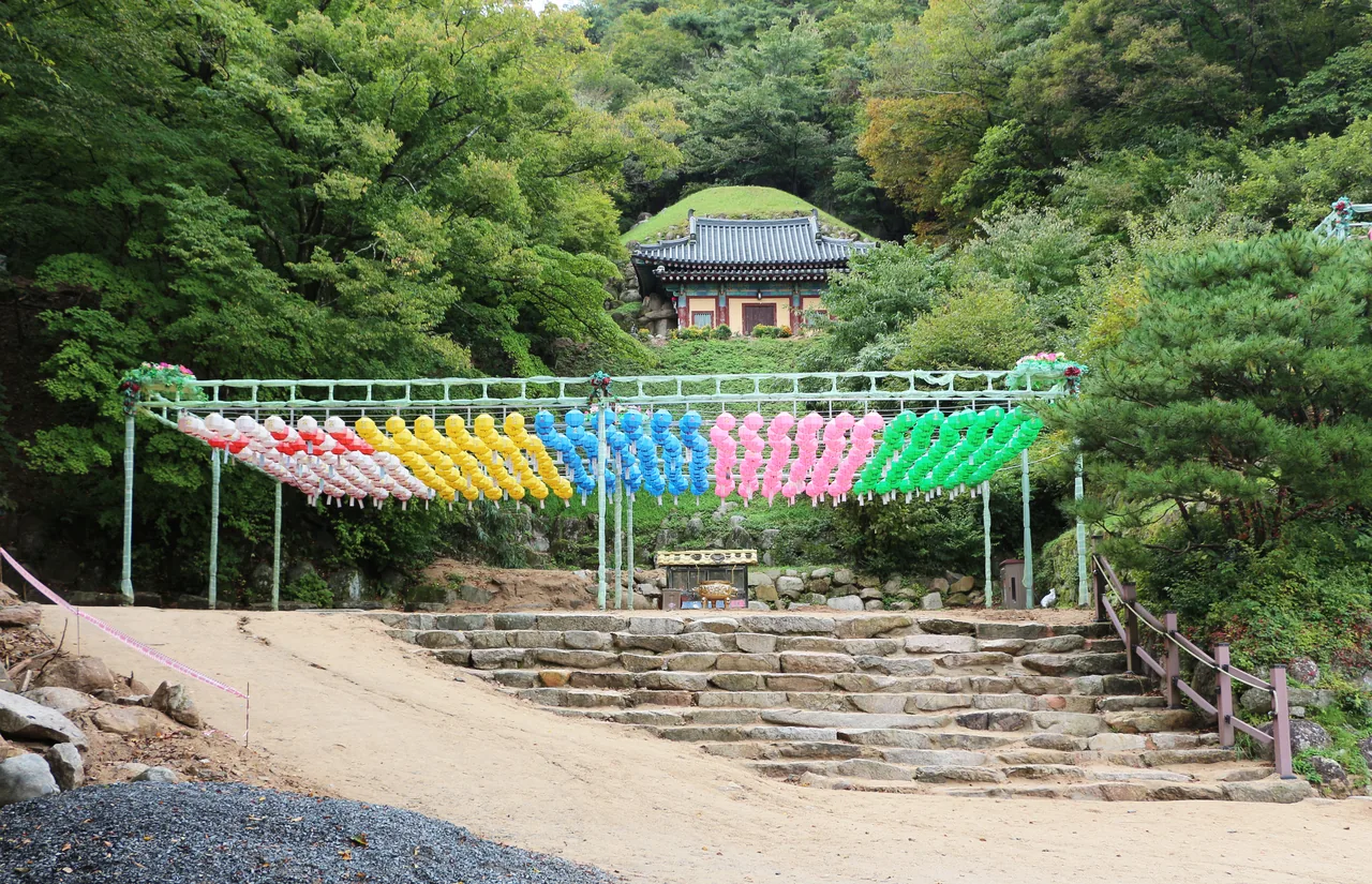 吐含山の石窟庵へ向かう参道 吐含山の石窟庵へ向かう参道