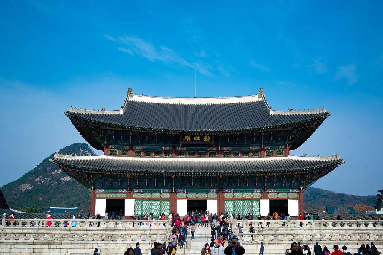 경복궁 근정전과 파란 하늘