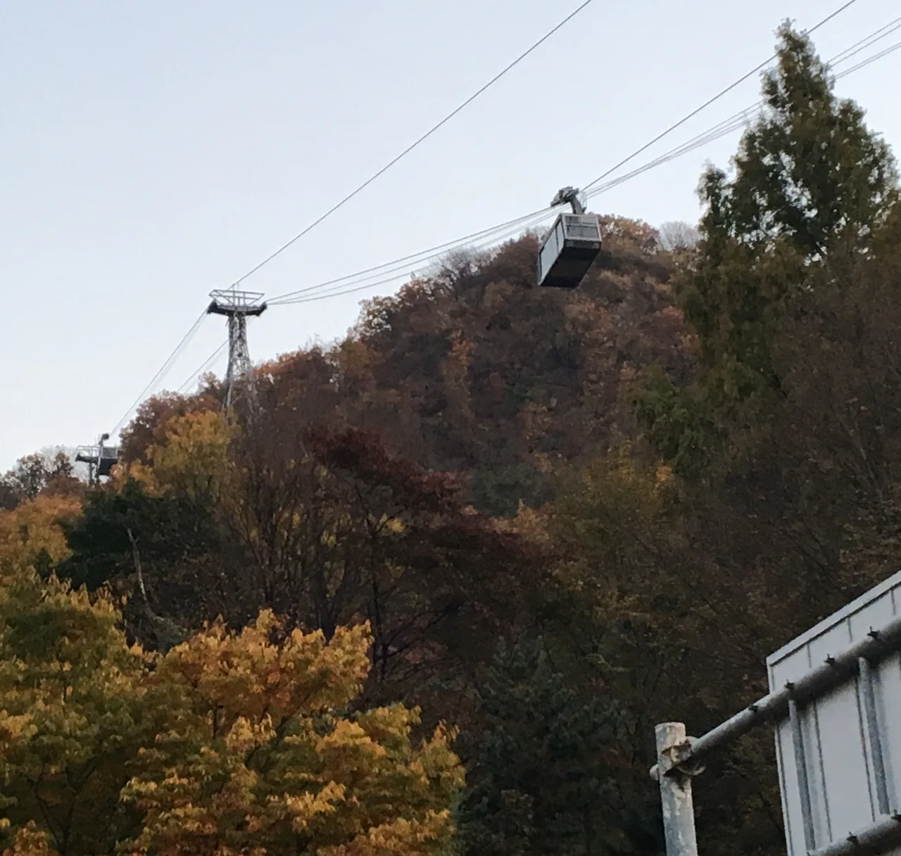 南山纜車沿著南山山坡向上運行前往N首爾塔