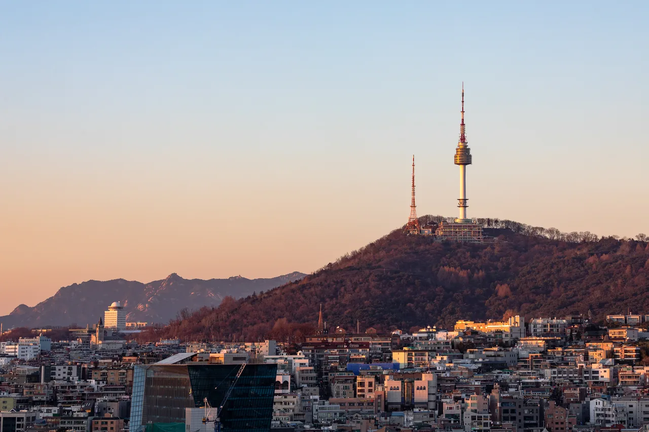 해질녘 노을을 배경으로 남산 위에 선 N서울타워 해질녘 노을을 배경으로 남산 위에 선 N서울타워