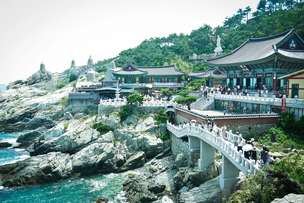 蓋在海邊岩岸上的海東龍宮寺全景 蓋在海邊岩岸上的海東龍宮寺全景