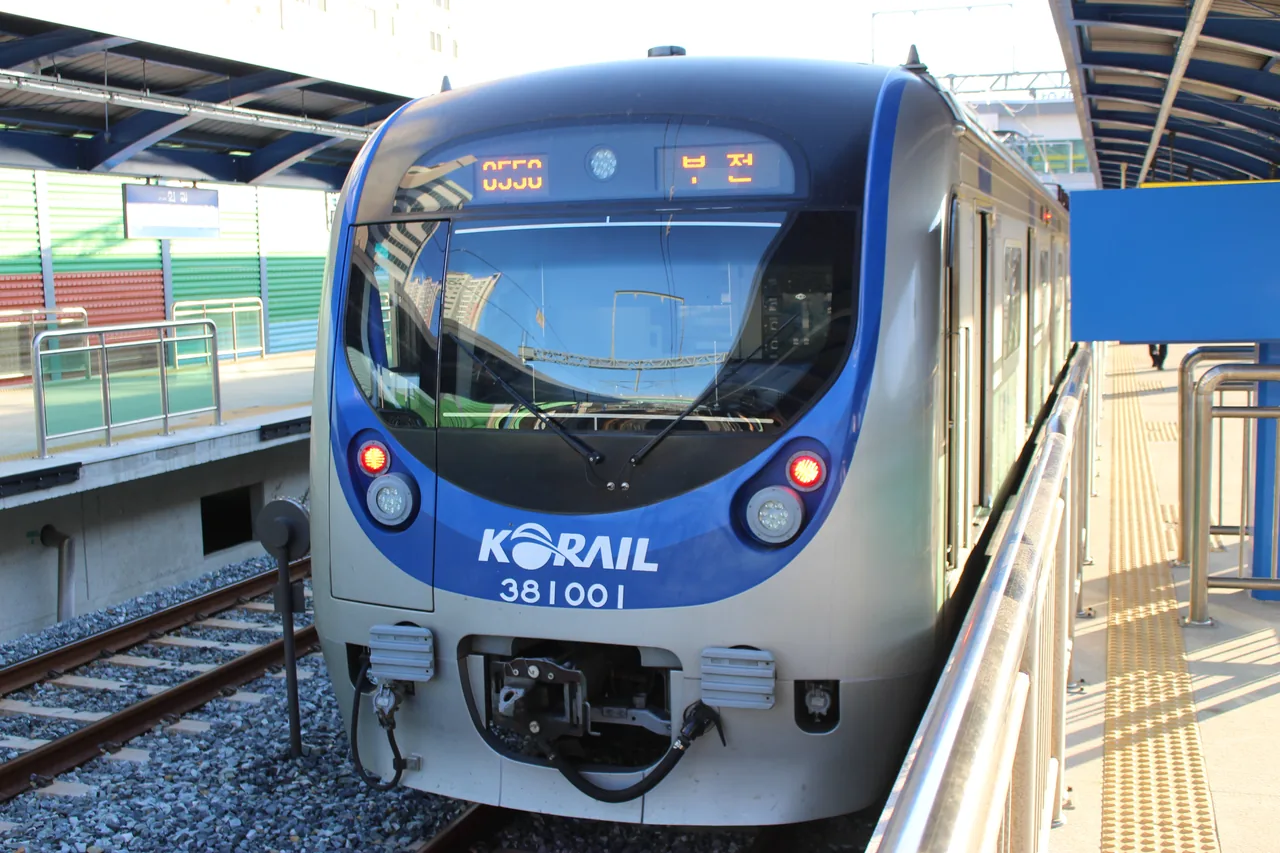 停靠月台的東海線電車 停靠月台的東海線電車