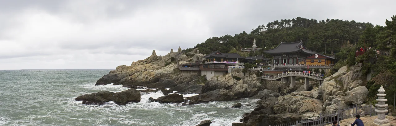 El templo Haedong Yonggungsa extendido sobre las rocas de la costa al este de Busan El templo Haedong Yonggungsa extendido sobre las rocas de la costa al este de Busan