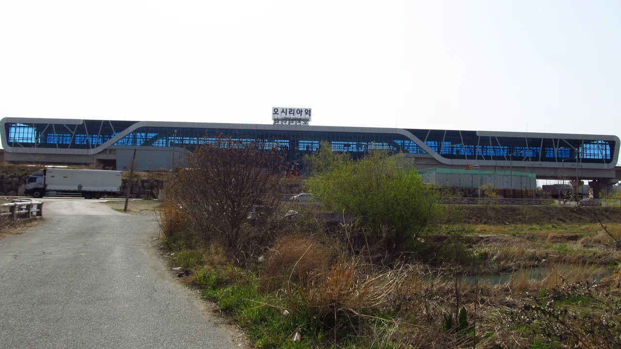 La estación de Osiria de la línea Donghae, puerta de entrada al complejo turístico La estación de Osiria de la línea Donghae, puerta de entrada al complejo turístico