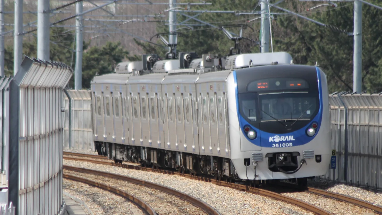 Un tren de la línea Donghae en marcha por la costa este de Busan Un tren de la línea Donghae en marcha por la costa este de Busan