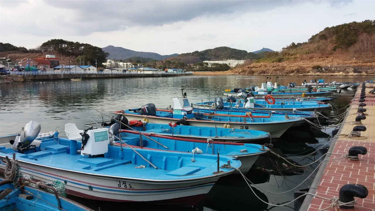 La costa rocosa de Gijang junto al complejo turístico de Osiria La costa rocosa de Gijang junto al complejo turístico de Osiria