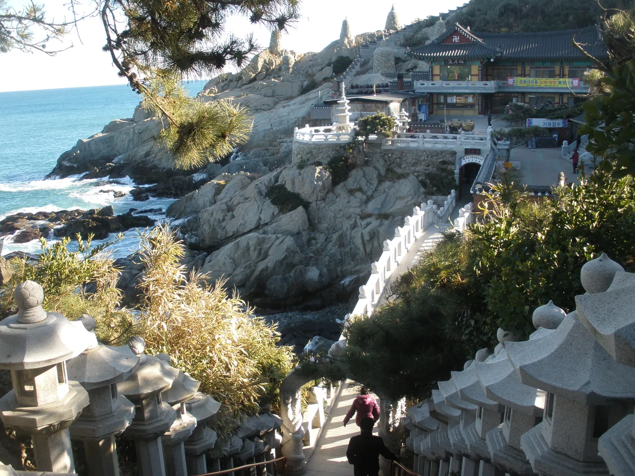 Los pabellones de Haedong Yonggungsa sobre las rocas, junto al mar Los pabellones de Haedong Yonggungsa sobre las rocas, junto al mar