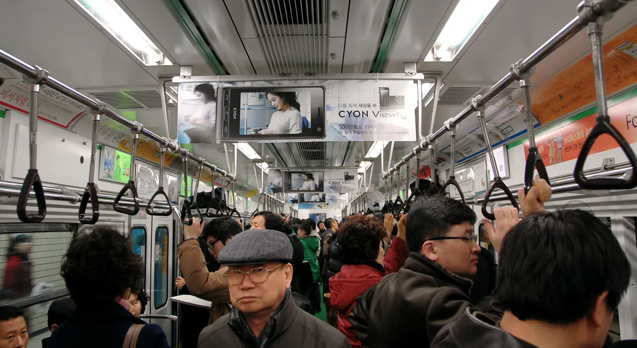 Interior de un vagón del metro de Seúl