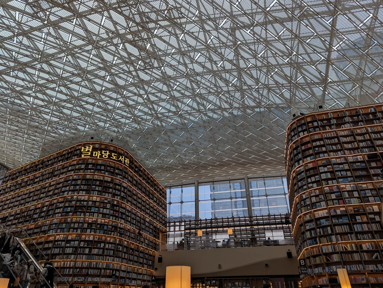 Interior de la Biblioteca Starfield en COEX con estanterías de 13 metros de altura
