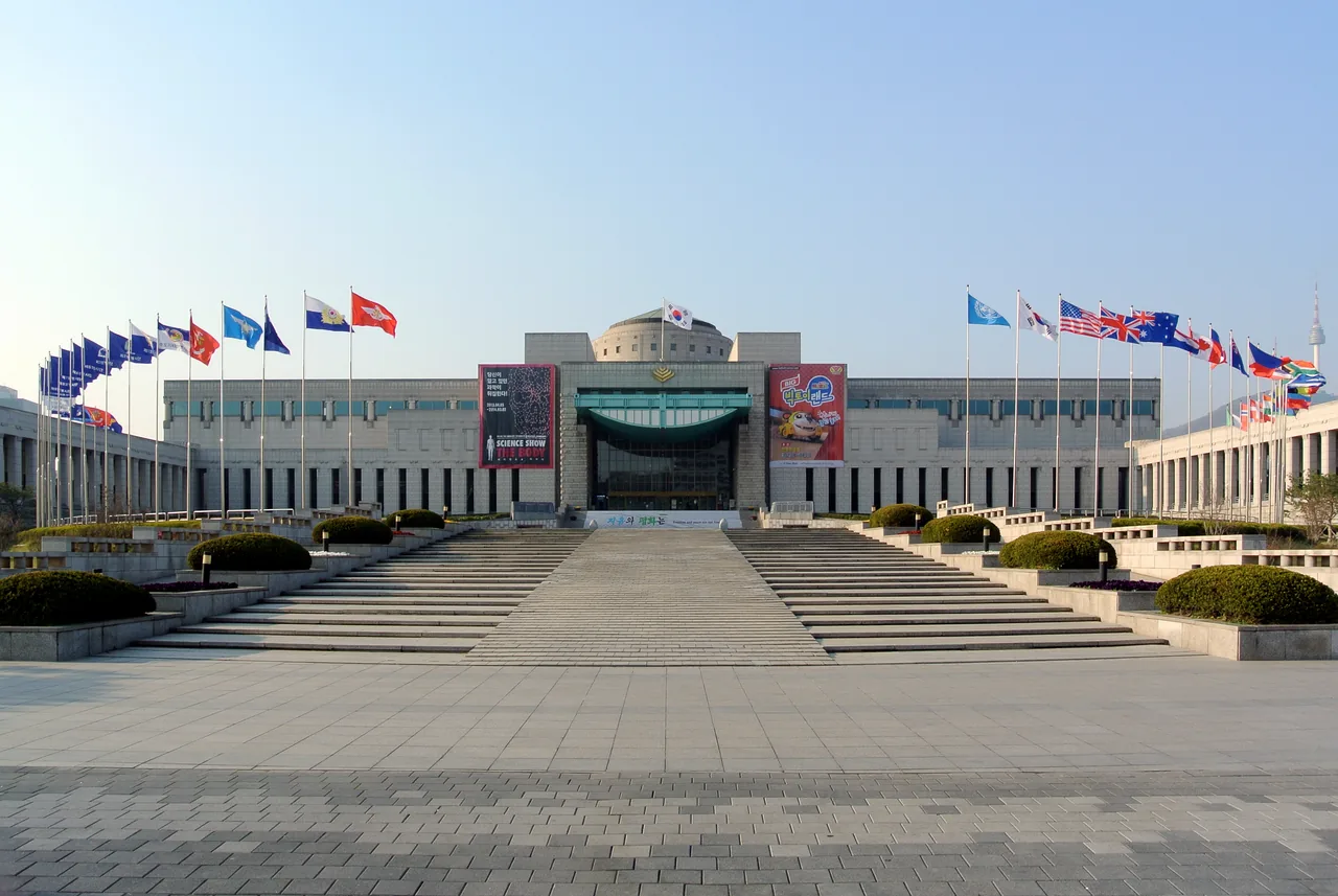 Fachada del edificio principal del Memorial de Guerra de Corea en Yongsan