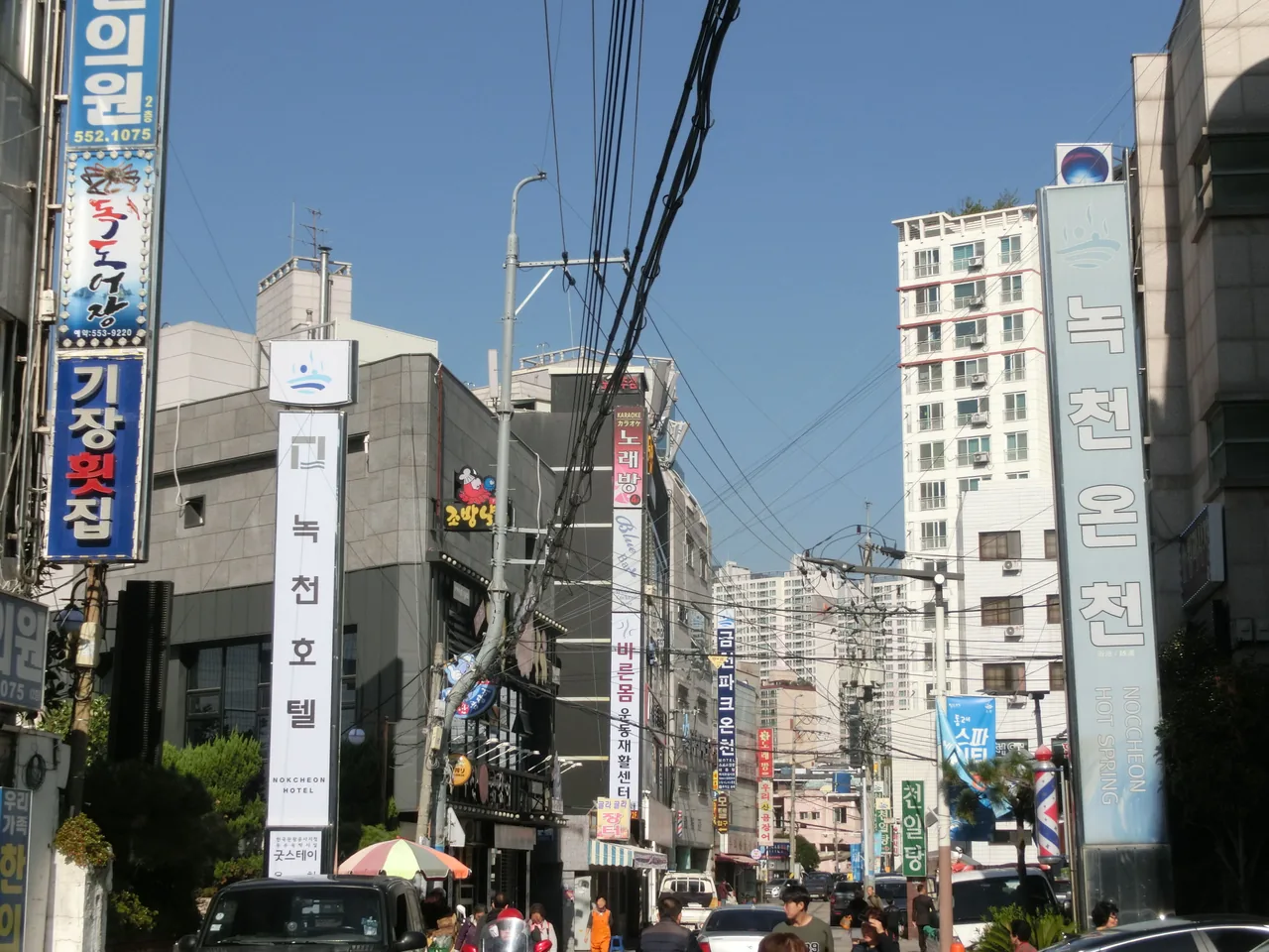 釜山東萊溫泉區街道,兩側是澡堂與旅館招牌 釜山東萊溫泉區街道,兩側是澡堂與旅館招牌
