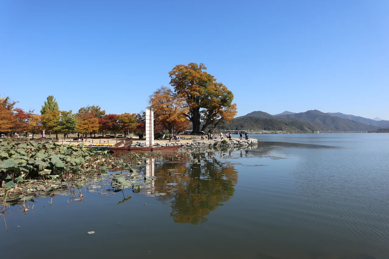 Autumn colour reflected on the Namhan River (Dumulmeori, Yangsu-ri)