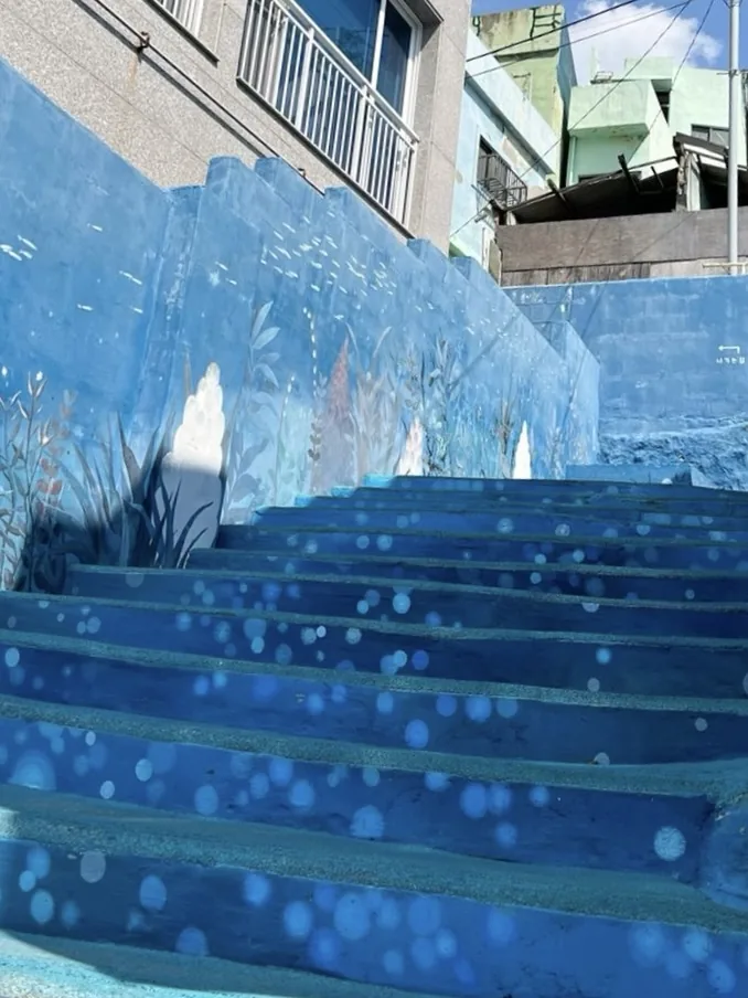 Steep stairway from Huinnyeoul Culture Village leading down to the sea in Busan Steep stairway from Huinnyeoul Culture Village leading down to the sea in Busan