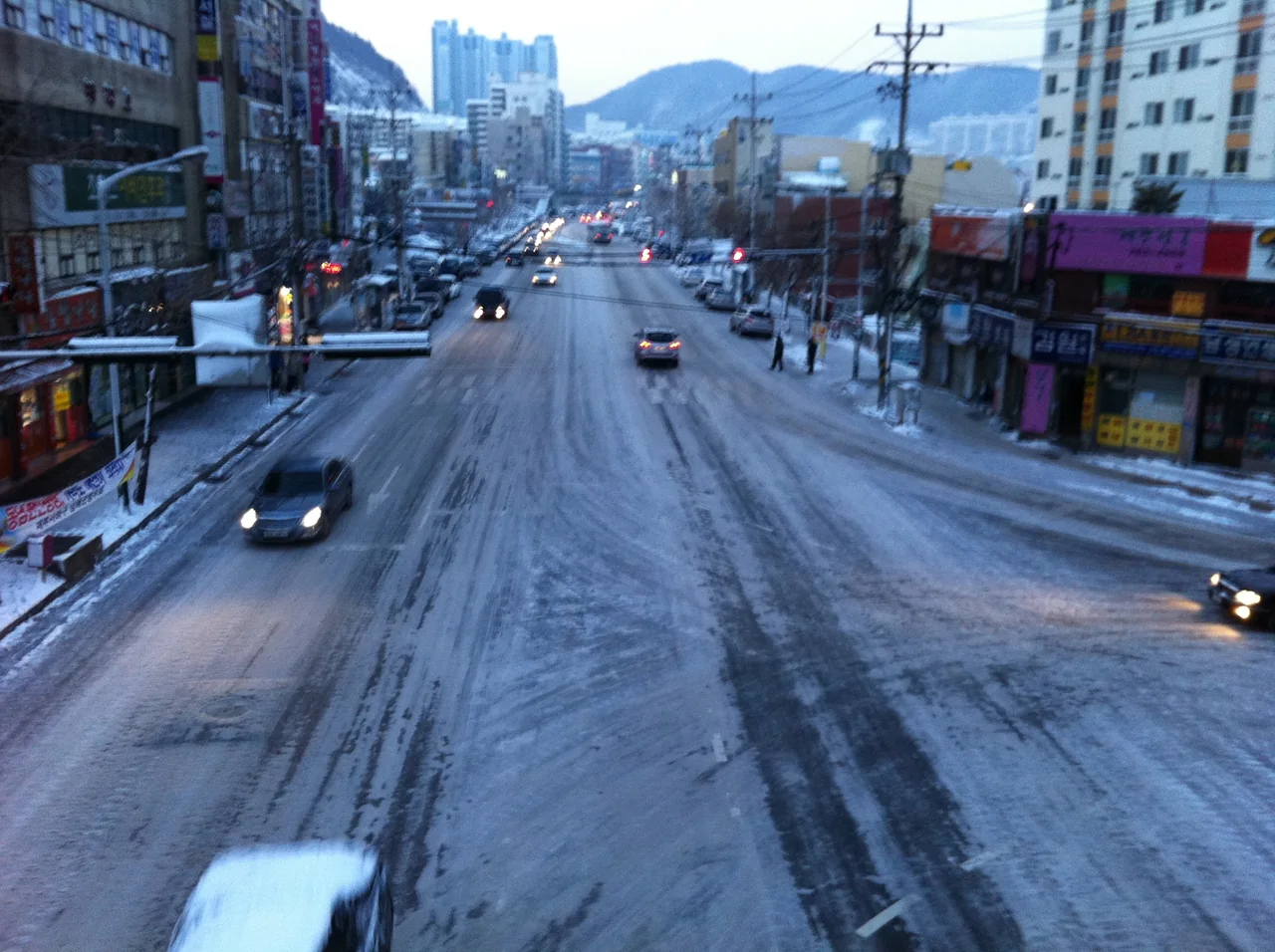 눈이 내려 거리에 쌓인 드문 날의 부산