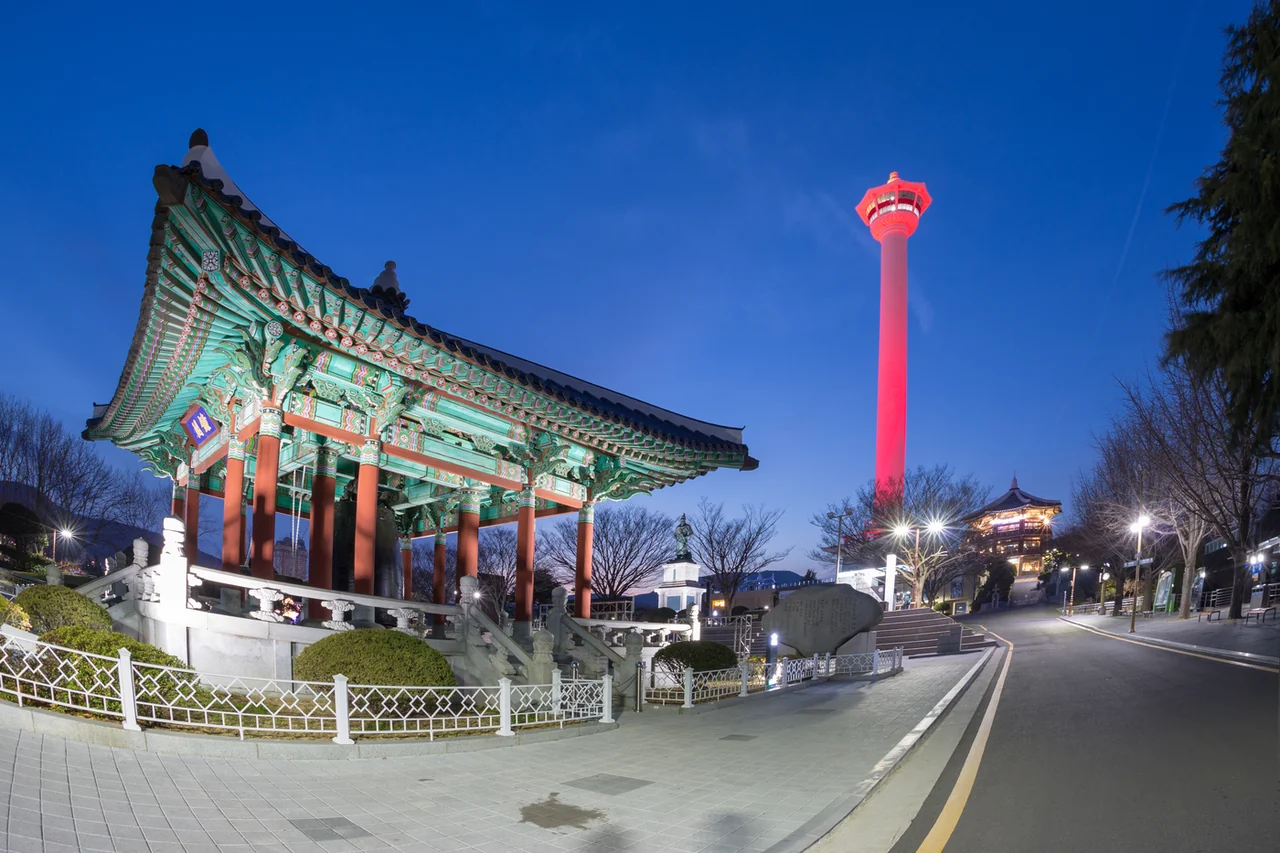 해 질 무렵 불을 밝힌 용두산공원의 종각과 부산타워