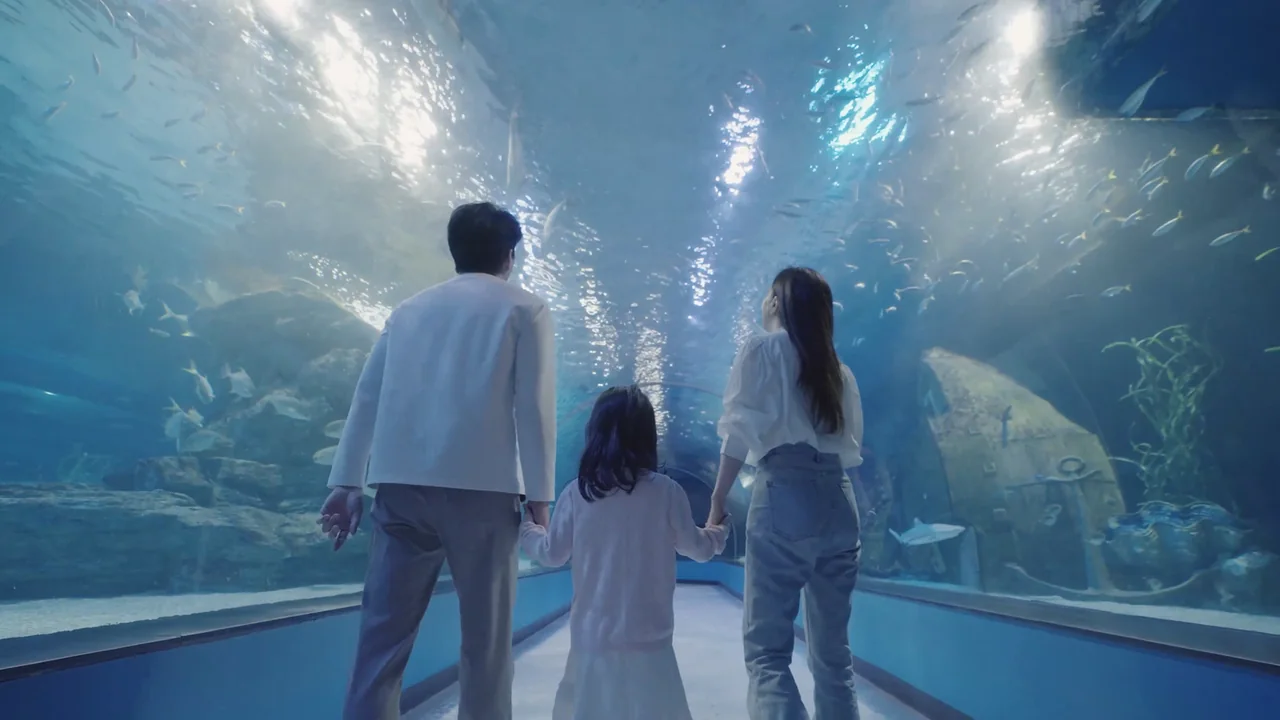 A family with a small child in front of the main tank at SEA LIFE Busan Aquarium