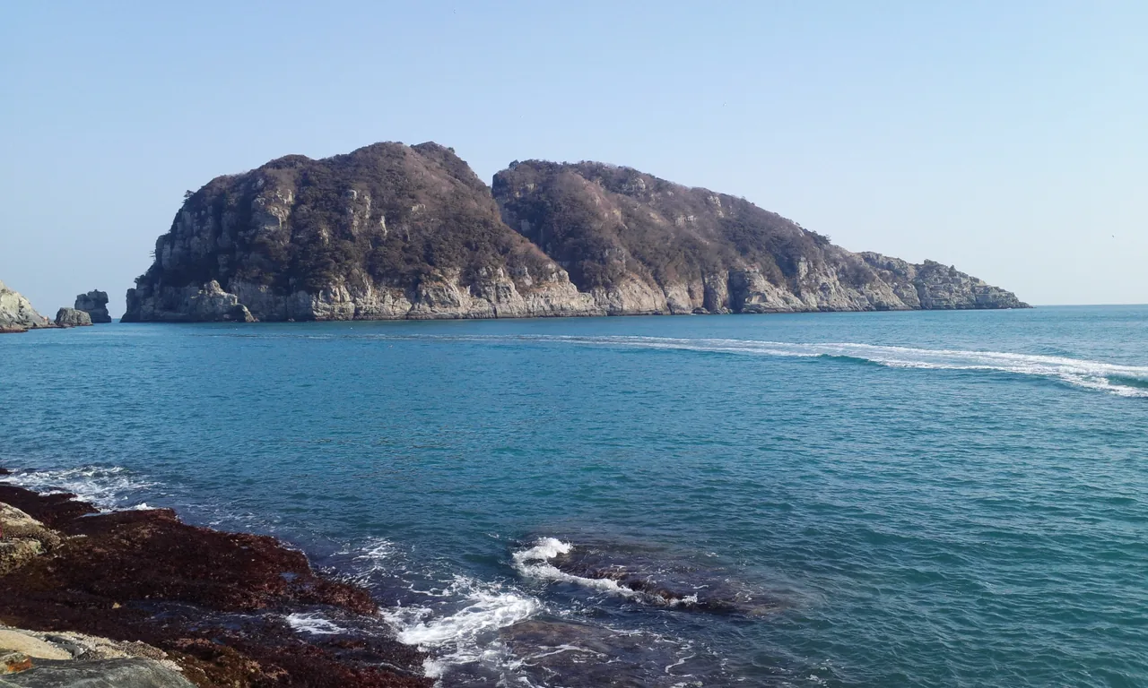 巨済島の旅客船ターミナル付近の海にそびえる海金剛の奇岩