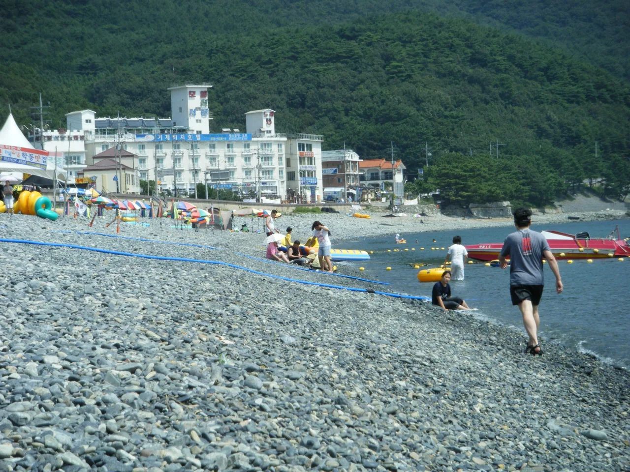 丸い小石が敷き詰められた巨済・鶴洞の礫浜と澄んだ海