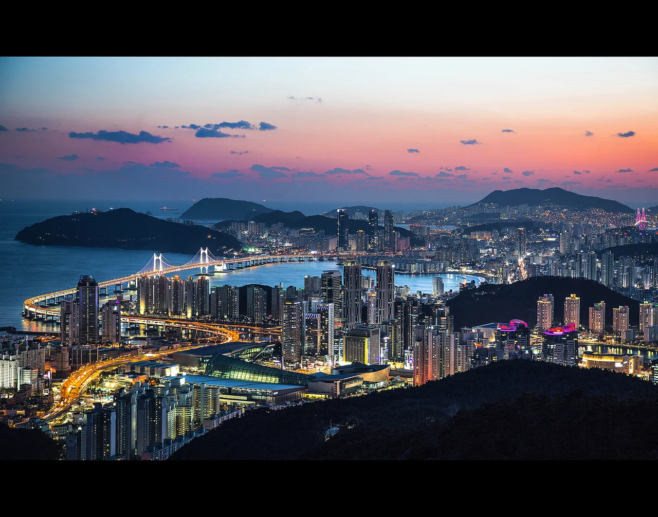 El puente Gwangan y el barrio de Gwangalli vistos desde una altura al atardecer