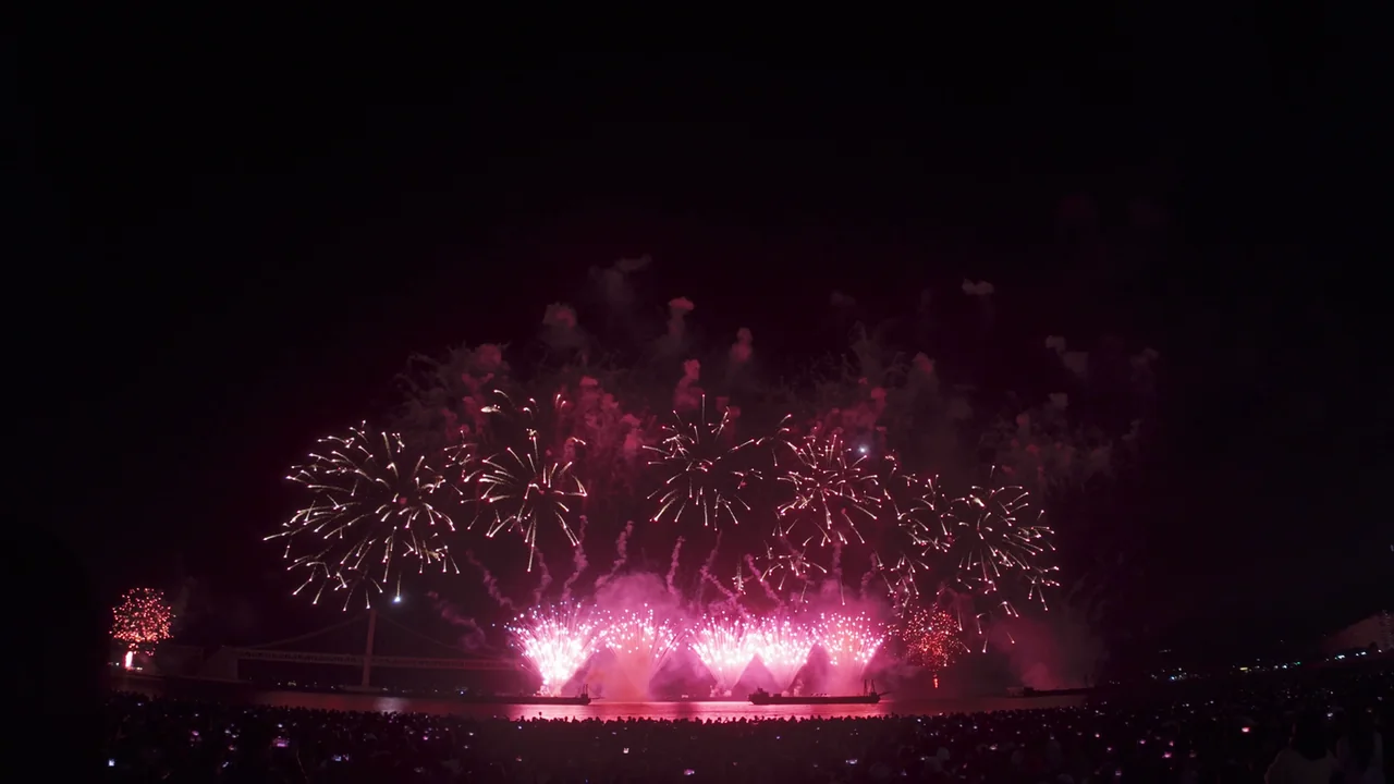 Fuegos artificiales sobre el agua en Gwangalli durante el festival de Busan