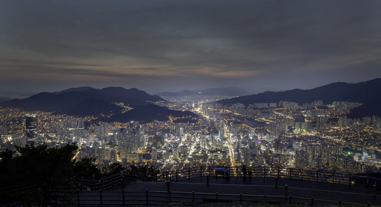 從荒嶺山觀景木棧道欄杆望出去的釜山市區夜景 從荒嶺山觀景木棧道欄杆望出去的釜山市區夜景