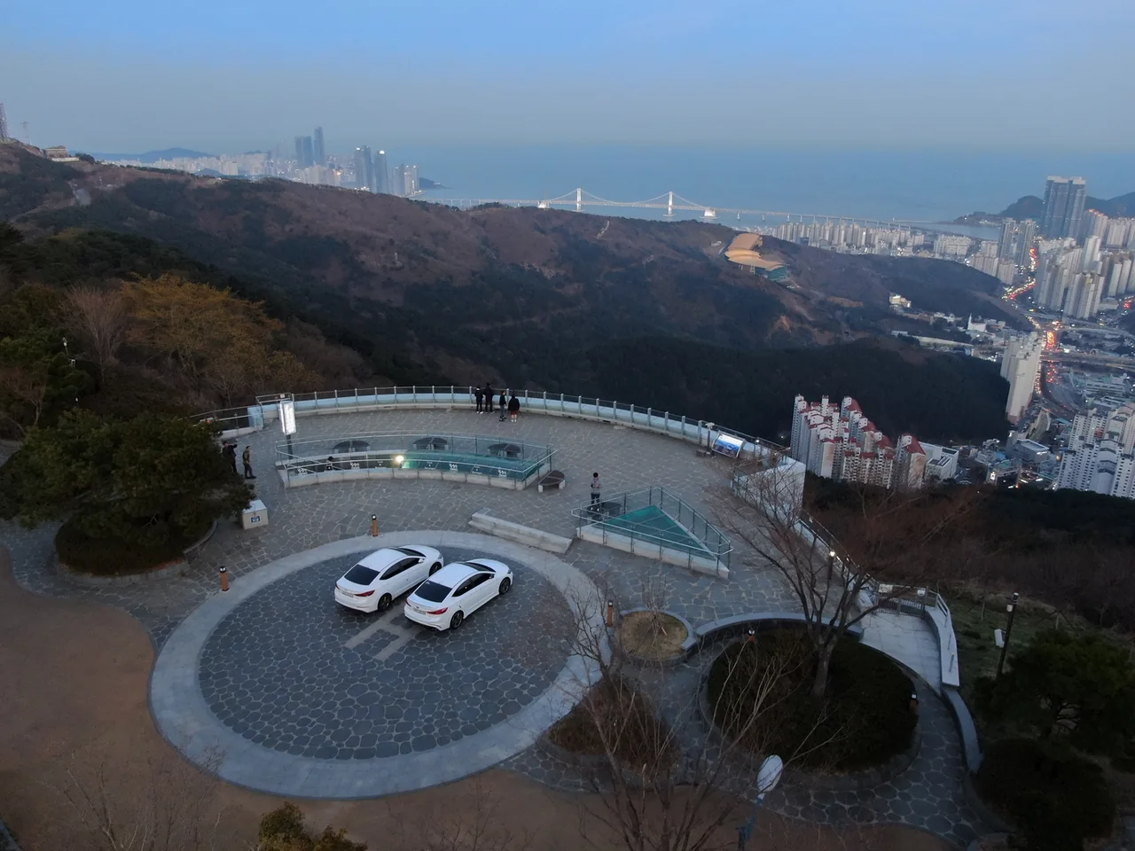 暮色中的荒嶺山觀景休息所廣場與停車場,遠方為廣安大橋 暮色中的荒嶺山觀景休息所廣場與停車場,遠方為廣安大橋