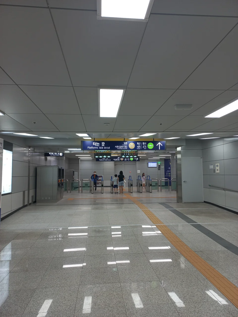 The Seohae Line fare gates at Gimpo Airport station