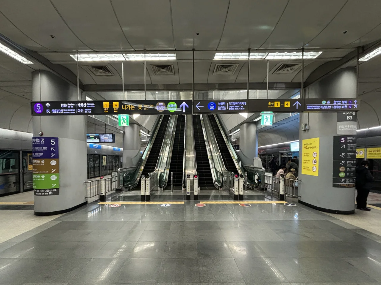 Line signage in the third basement transfer concourse at Gimpo Airport station