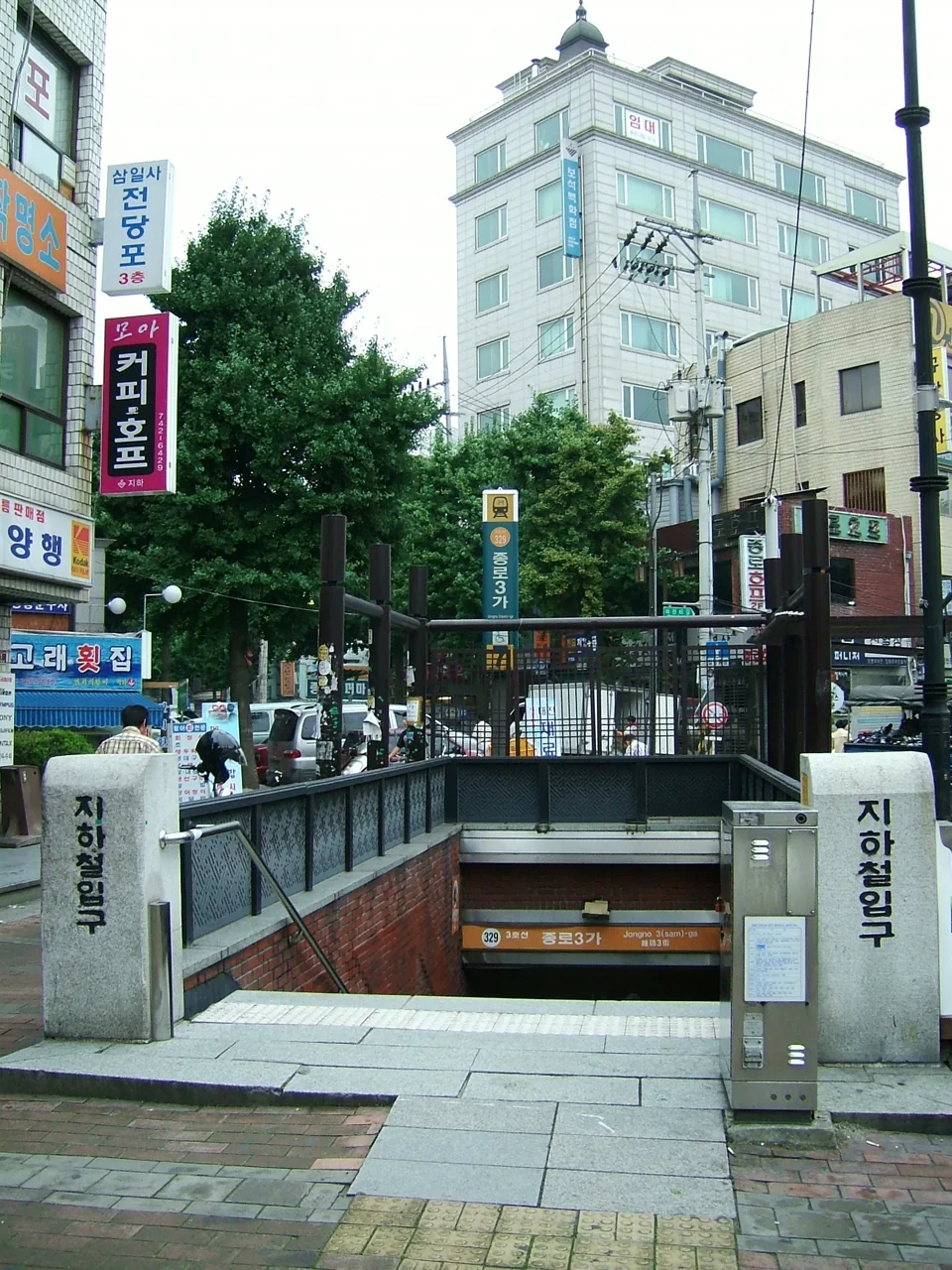 A street-level entrance leading down into Jongno 3-ga station