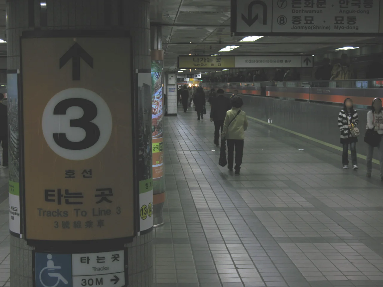 A transfer passage at Jongno 3-ga station with a sign to the Line 3 platforms