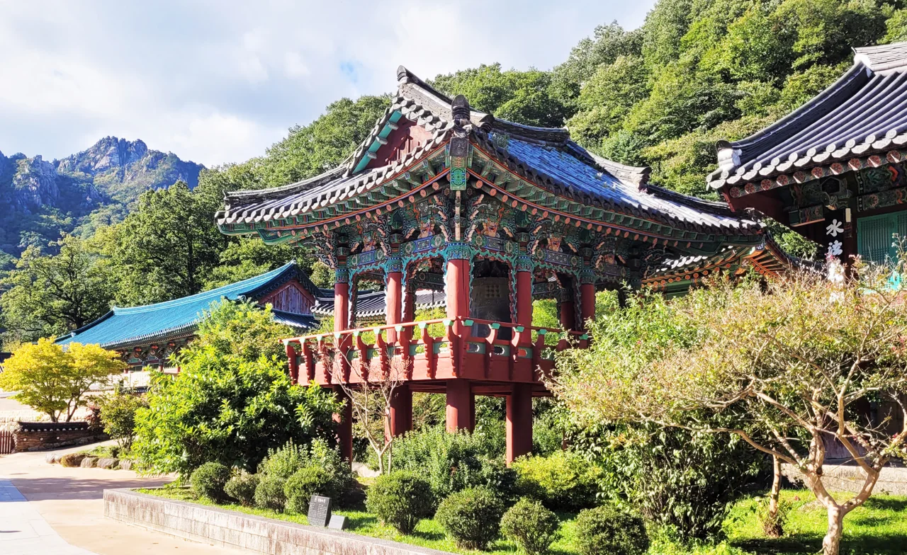 Sinheungsa temple at the Sogongwon entrance to Seoraksan