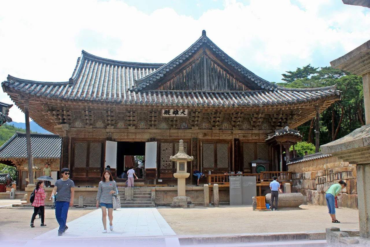 The main hall of Tongdosa seen from the courtyard, with its wooden bracketing and tiled roof