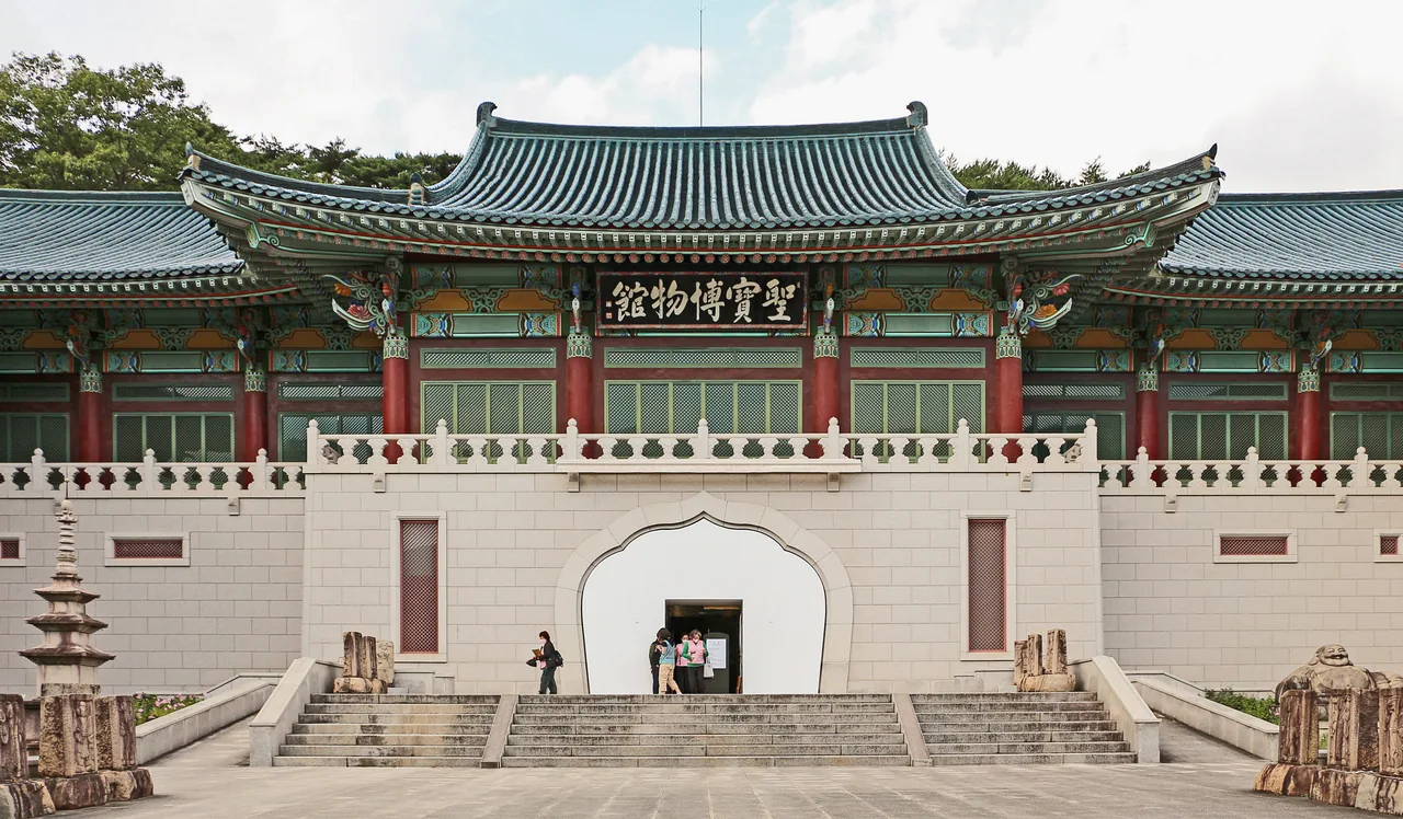 通度寺聖宝博物館の建物を正面から見たところ