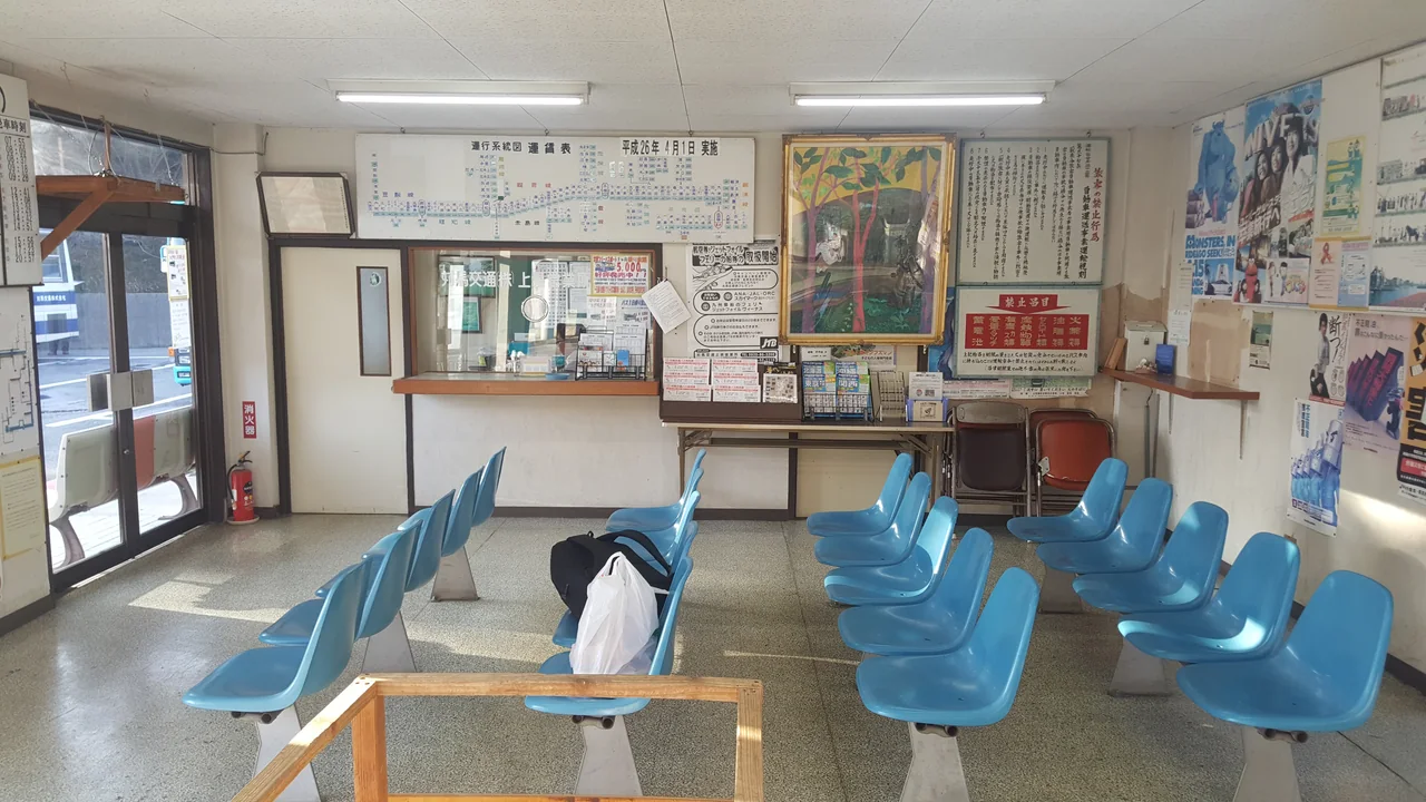 比田勝巴士中心的建築與站牌