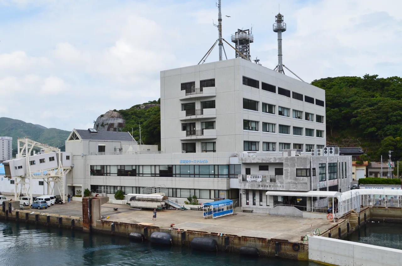 對馬島南部嚴原港碼頭與停靠的船