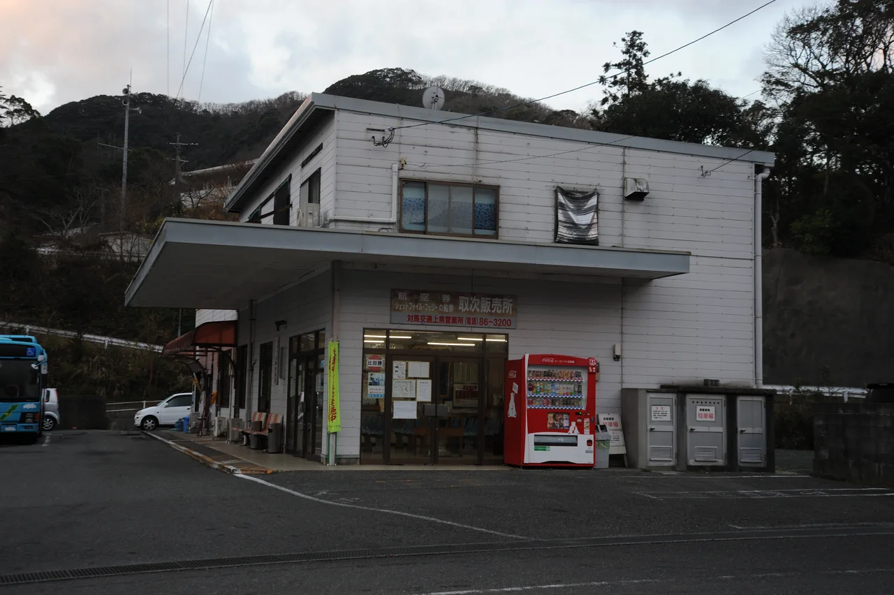 停在比田勝碼頭外的對馬交通巴士