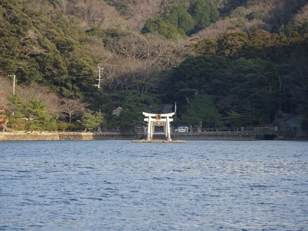 立在海中的和多都美神社鳥居