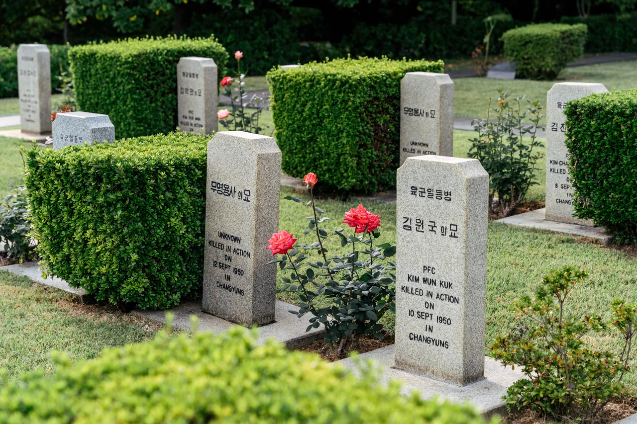 Lapidas del cementerio con nombres y fechas de fallecimiento