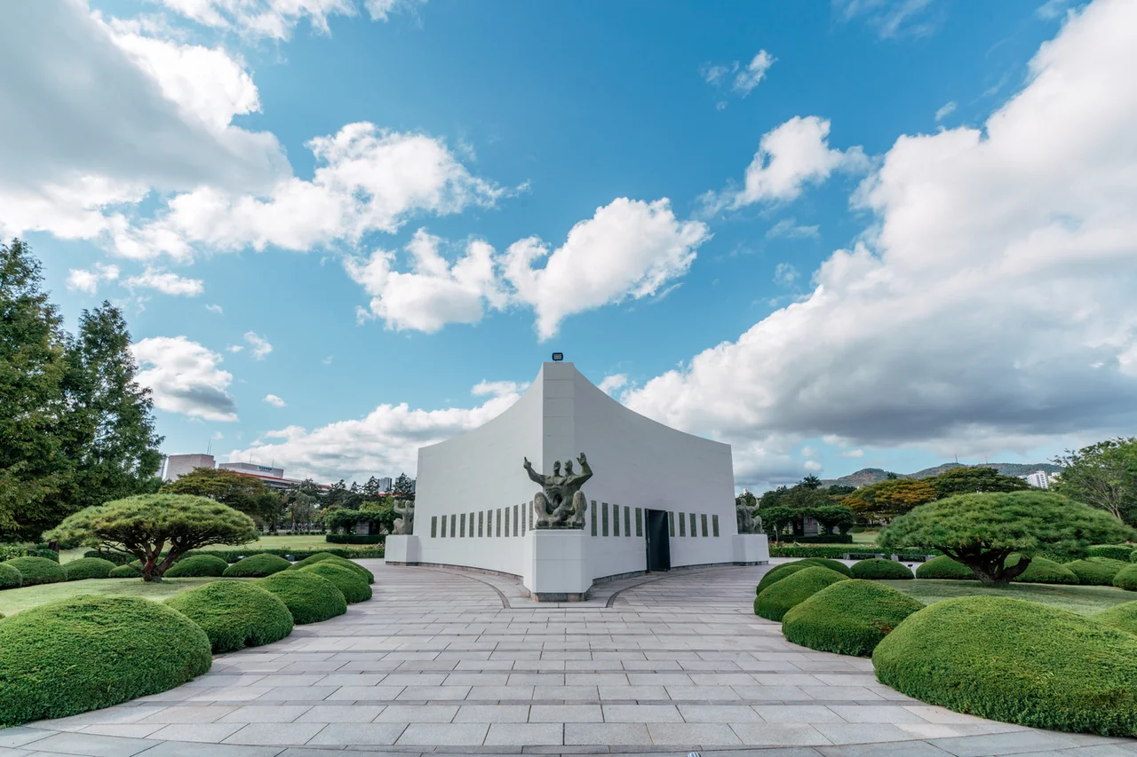 Monumento blanco a las fuerzas de las Naciones Unidas