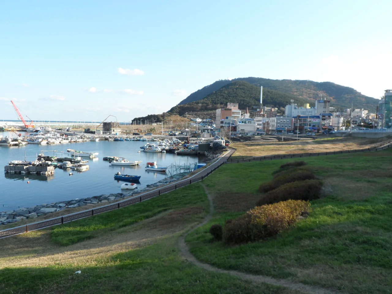 El puerto pesquero bajo la colina del yacimiento de Dongsam-dong, en Yeongdo
