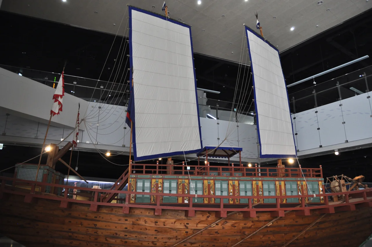 Reconstrucción a tamaño real de un barco de las embajadas Joseon dentro del Museo Marítimo Nacional
