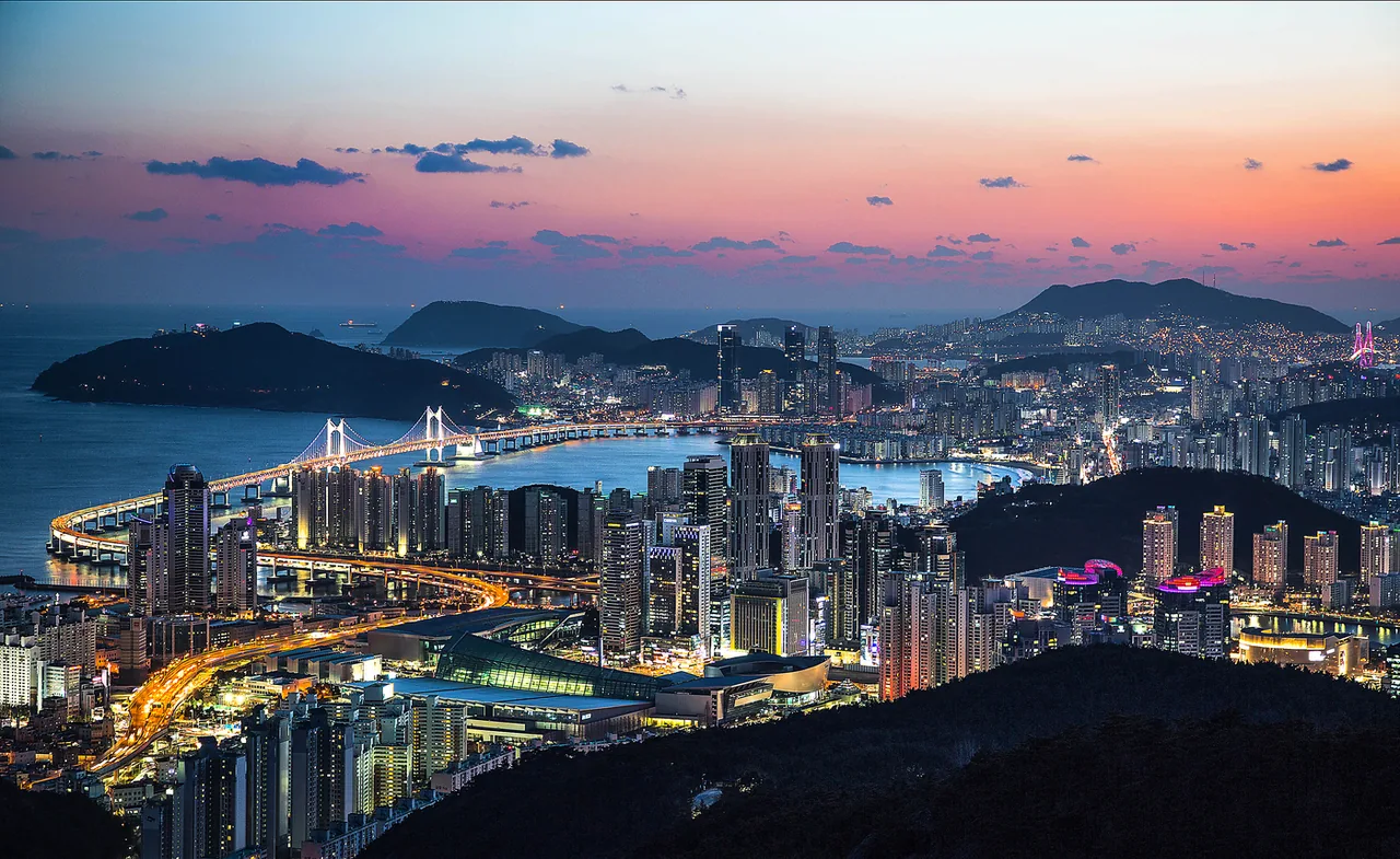 광안대교와 부산 도심의 저녁 풍경