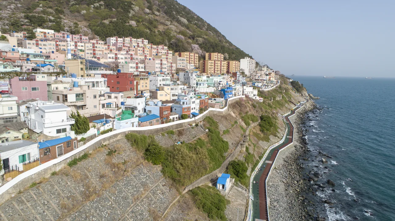 Houses along the clifftop at Huinnyeoul with the coastal path below them