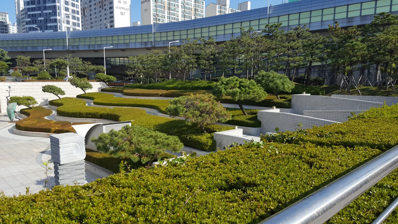 El jardín escalonado del recinto del Museo de Arte de Busan