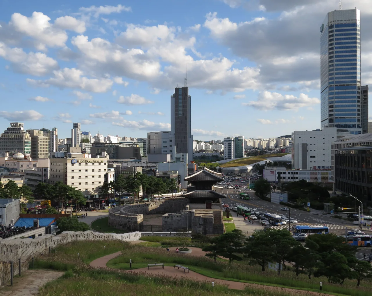 The Seoul city wall climbing from Heunginjimun Gate toward Naksan Park
